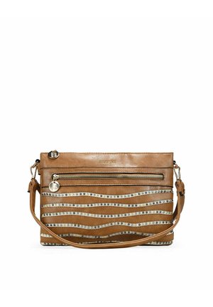 Bolso bandolera color cuero con tachuelas plateadas en filas onduladas, bolsillo con cremallera en la parte delantera y correa de hombro ajustable con cierres metálicos.