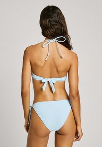 Svetiai mėlynas bikini rinkinys su kaklo rišimu ir reguliuojamais šonais ant apatinių, pagamintas iš lygaus tekstūruoto audinio.