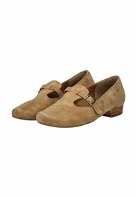 Zapatos de ante beige con punta redondeada, diseño con recortes y un pequeño tacón de madera apilada. Presentan un acento de hebilla metálica cerca de la abertura.