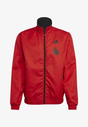 Veste coupe-vent rouge avec fermeture éclair à l'avant, poignets et ourlet élastiques. Dispose du logo Adidas et d'accents graphiques en noir. Tissu lisse et léger.