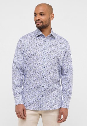Witte shirt met een blauw en paars bloemenpatroon, knoopsplitkraag, lange mouwen en een rechte zoom. Gemaakt van een lichte stof.