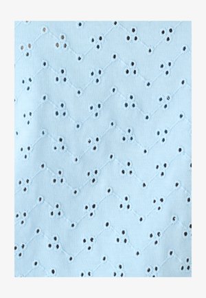 Tissu bleu clair avec des lignes en zigzag brodées et des groupes de trois petits trous d’œillets disposés en motif répétitif.