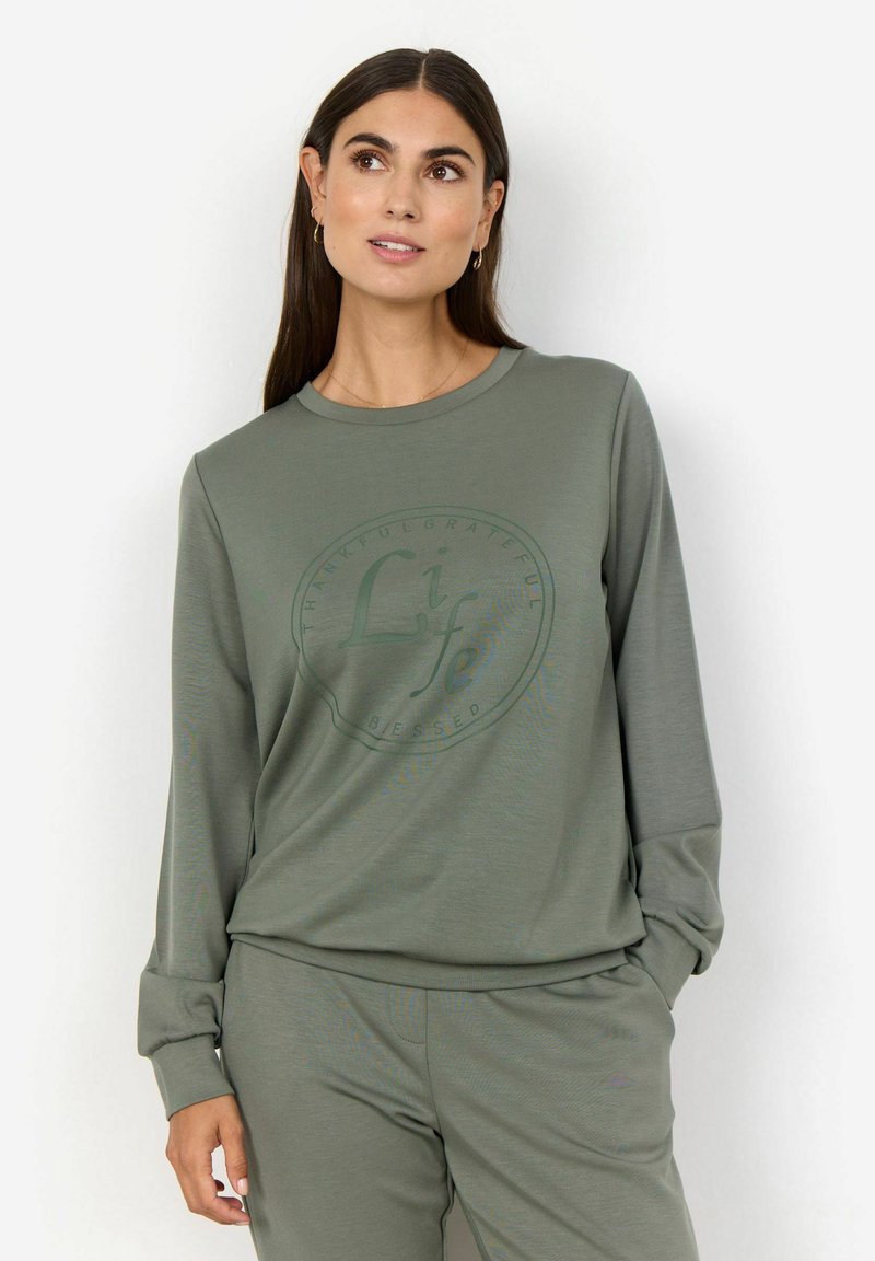 Groene sweatshirt met lange mouwen en ronde halslijn, voorzien van een circulaire tekstgrafiek met de tekst "Dankbaar Grateful Blessed" in een lichtere tint.