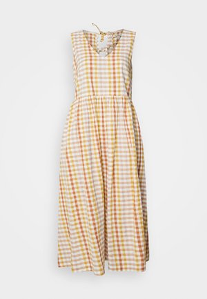 Gingham jurk in wit, oranje en geel. A-lijn silhouet met een v-hals en een striksluiting aan de achterkant. Heeft een geplooide taille en is enkel-lang.