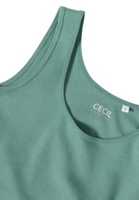 Top in cotone verde con scollatura arrotondata e spalline larghe. Presenta dettagli di cucitura discreti e un'etichetta con la scritta "CECIL".