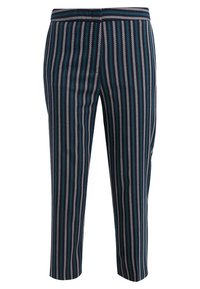 Randiga byxor med en mörkblå bas och tunna vita och ljusblå linjer. Ankel-lång design, elastisk midja, slät tygtextur.