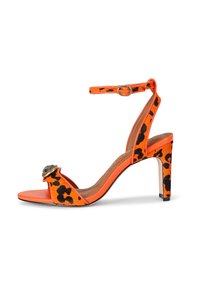 Pomarańczowe sandały na wysokim obcasie z detalami w panterkę, z paskiem wokół kostki i ozdobną klamrą na górze. Gładkie i teksturowane materiały.