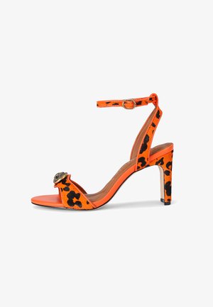 Orangene High-Heel-Sandalette mit Leopardenmuster, Knöchelriemen und dekorativem Schnallenverschluss oben. Glatte und strukturierte Materialien.