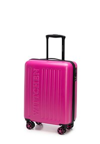 Valigia rigida di colore rosa brillante, con design a righe verticali, zip nera e manico retrattile, montata su quattro ruote nere.