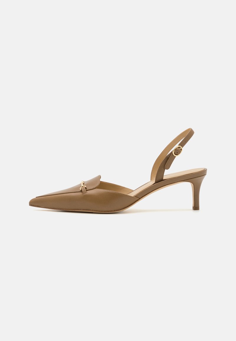 Chaussure à talon kitten slingback en cuir marron avec bout pointu et petit détail de boucle dorée à l'avant et sur la bride de cheville.