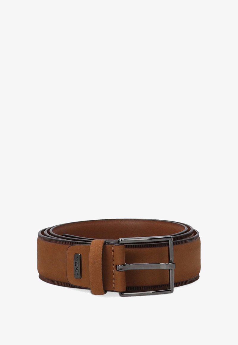 Bruine leren riem met een gladde textuur, voorzien van een zilveren metalen gesp en een subtiele gestikte afwerking langs de randen.