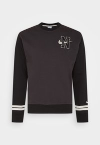 Svart sweatshirt med rund hals, med en stor broderad logotyp i grått och vita detaljer på ärmarna. Tillverkad av bomullsblandat tyg.