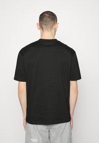 HUGO DANFORD - T-shirt estampada - black