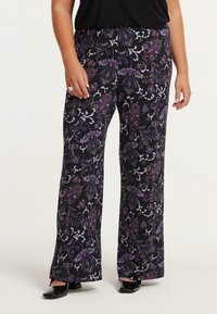 Udstyrede sorte bukser med en blomster paisley mønster i lilla og hvid. Lavet af blødt materiale med elastisk talje for komfort.
