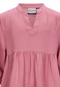 Rosa Pullover mit strukturierten Oberfläche, V-Ausschnitt und gerafftem Bund. Mit gesticktem 'RETOUR JEANS' Logo auf der Brust.