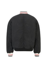 Chaqueta bomber negra con dobladillo redondeado, cuenta con un cuello y puños de canalé a rayas rojas y blancas; textura suave y diseño acolchado.