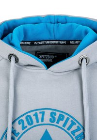 Sweat à capuche gris clair avec doublure intérieure bleu vif, cordons blancs, œillets en métal, et texte brodé bleu "SPITZ 2017" à l'avant.