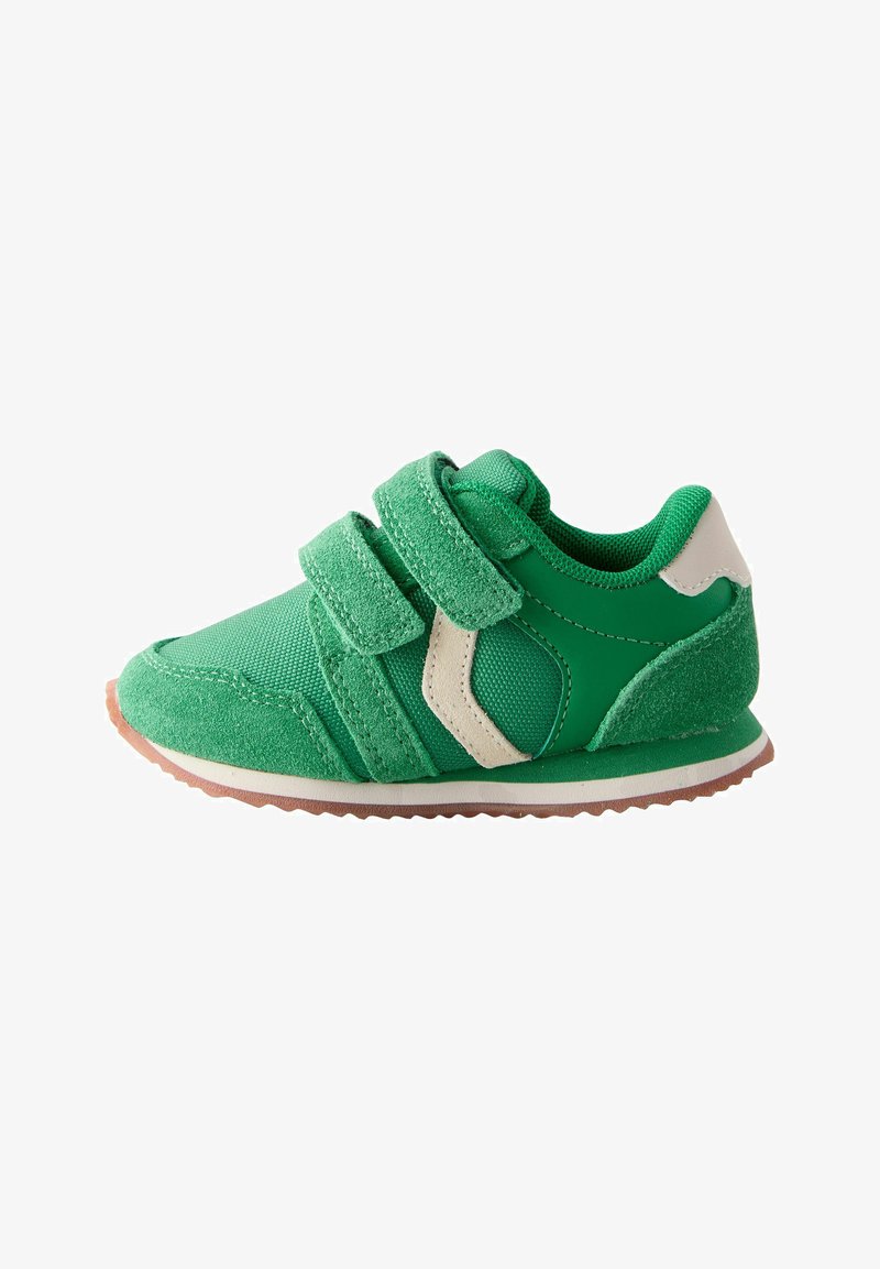 Scarpa sportiva verde con tessuto texture e rivestimento in suede. Presenta due cinturini in Velcro e suola in gomma, con dettagli bianchi.