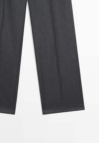 Dunkelgraue Hose aus weichem Stoff mit glatter Textur, im schmalen Schnitt mit minimalen Nähdetails.