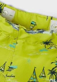 Boxers de baño amarillos brillantes con un patrón tropical de barco de vela y palmeras, cintura elástica y detalle de cierre de botón.