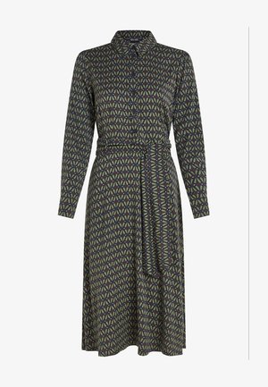 Robe-chemise à manches longues avec col et ceinture en tissu, présentant un motif géométrique répétitif dans des tons verts, marron et bleu foncé.
