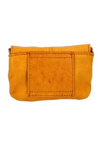 Mažas geltonas odinis maišelis su tekstūruotu paviršiumi ir matoma siūle; viršuje yra užtrauktukas ir plokščia stačiakampė zona vienoje pusėje.