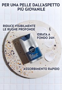 Bottiglia di crema idratante NIVEA MEN bianca e blu su una superficie di pietra maculata, con gocce di crema bianca nelle vicinanze e sovrapposizione di testo.