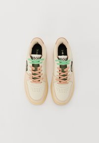 Sneakers z kremowym cholewką, różowymi i zielonymi sznurówkami, perforowanym noskiem, zielonymi akcentami oraz jasnobrązową gumową podeszwą; zawiera logo na boku.