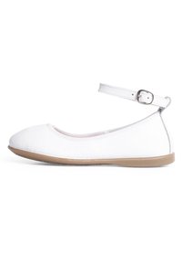 Weiße Ballerinas mit Knöchelriemen aus weichem Material, mit runder Spitze, strukturiertem Finish und einer flexiblen Sohle aus braunem Gummi.