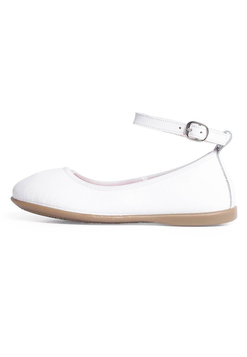 Weiße Ballerinas mit Knöchelriemen aus weichem Material, mit runder Spitze, strukturiertem Finish und einer flexiblen Sohle aus braunem Gummi.