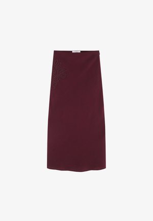 Falda burdeos hasta la rodilla hecha de tela suave con un patrón floral delineado con cuentas en el lado izquierdo. Diseño sencillo y recto.