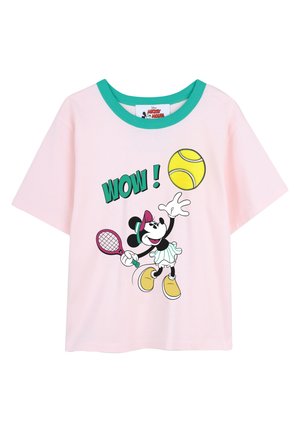 Roze kindert-shirt met een groene kraag, met Minnie Mouse die tennis speelt, een racket vasthoudt en een gele tennisbal, met de tekst "WOW!".