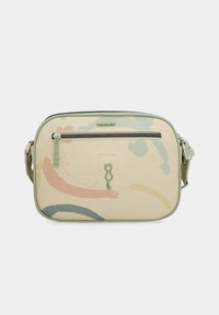 Bolso cruzado beige con patrones abstractos en tonos pastel, cierre con cremallera, ribete verde y un tirador de cremallera en forma de gato decorativo.