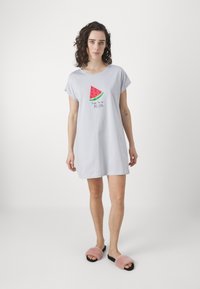 Vestido de t-shirt em algodão cinza claro com uma ilustração de melancia e o texto "Único numa MELANCIA"; possui mangas curtas e um corte descontraído.