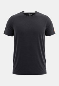 Camiseta negra de manga corta con escote redondo, textura suave y brillo sutil; detalle del logo en la manga.