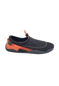 Chaussures aquatiques noires et orange avec une tige en mesh, semelle en caoutchouc flexible et sangle réglable pour un ajustement sécurisé. Comprend une languette au niveau du talon.