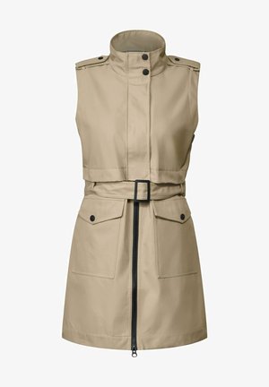 Beige ærmeløs trench coat med høj krave, frontlynlås, bælte i taljen og to forlommer med trykknapslukninger. Glat stoffets tekstur.
