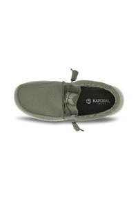Scarpa slip-on in tela verde oliva con lacci elastici, suola in gomma testurizzata e soletta nera con il logo Kaporal.