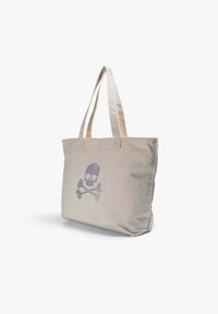 Borsa tote in tela beige con due lunghe maniglie e una grafica di teschio e ossa incrociate viola sulla parte anteriore. Forma rettangolare, materiale resistente.