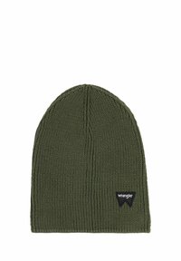 Gorro de punto verde con textura acanalada y una etiqueta que presenta el logo de "Wrangler" en el lateral. Parte superior redondeada y diseño ajustado.