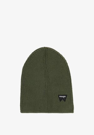 Grüne Strickmütze mit geripptem Textur und einem Etikett mit dem "Wrangler"-Logo an der Seite. Abgerundete Oberseite und enganliegendes Design.
