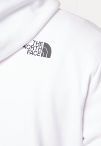 Felpa con cappuccio bianca in misto cotone, con logo nero di "The North Face" sulla parte superiore sinistra. Tessuto morbido, vestibilità comoda e design con cappuccio.