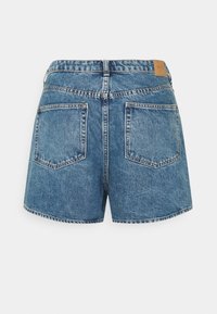 Pantalones cortos de mezclilla con un lavado azul claro, que presentan dos bolsillos traseros, una cinturilla con una etiqueta y un dobladillo recto.