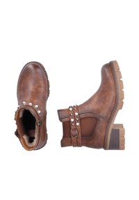 Bottines en cuir marron avec un talon épais, des clous en argent décoratifs et une boucle sur le côté. Surface texturée avec une doublure en fourrure chaude.