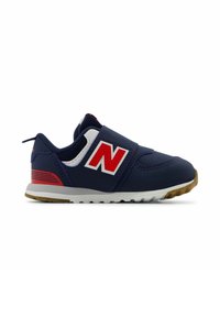 Zapatilla deportiva de color azul marino con una correa de velcro, acentos en rojo y blanco, suela de goma, paneles laterales de malla y un cuello acolchado para mayor comodidad.