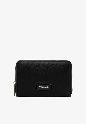Portefeuille en cuir texturé noir avec fermeture éclair et plaque métallique estampillée "Tamaris" au centre à l'avant.
