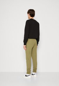 Calvin Klein MICRO LOGO - Treniņtērpa apakšdaļas - delta green