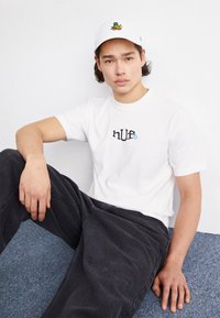 HUF JAZZY GROOVES TEE - Triko s potiskem - white