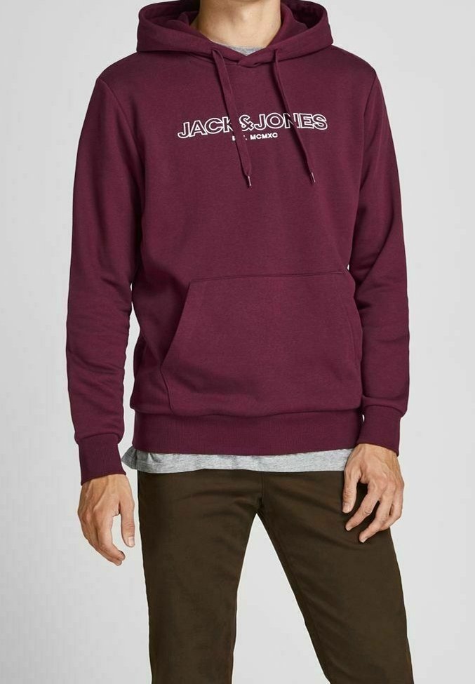 Sudadera con capucha color burdeos con un logo blanco que dice "JACK & JONES", bolsillo frontal, puños y dobladillo acanalados, combinada con una camiseta gris.