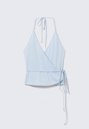 Ανοιχτό μπλε αμάνικο τοπ τύπου wrap με δέσιμο στον λαιμό και ζώνη στη μέση στο πλάι, τοποθετημένο επίπεδα σε λευκό φόντο.